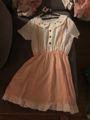 Klänning  - Söt klänning från yesstyle, de står att den e 2xl men de e mer s-m. Aldrig andvändigt o lappen e kvar :)