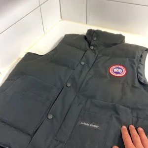 Canada goose väst - Jag vill sälja min canada goose väst. Den är i bra skick och använd några gånger. Storleken på västen är small (kom dm)köparen står för frakten.priset kan diskuteras. Färg-svart