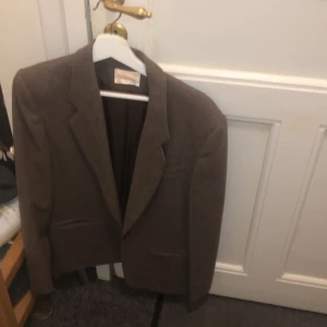 Blazer  - Säljer min Ullblazer som är 100 procent ull. Köpte på beyond retro för 700 kr då den va helt ny när jag köpte den . Säljer för 399 kr. Den är oversized på mig brukar vara storlek Small🙌🌸😊💕