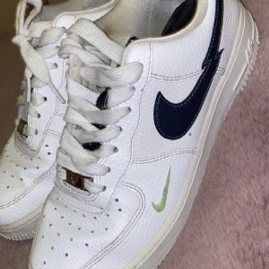 Nike  - Säljer dessa Nike air force skor då de inte längre kommer till användning, i stl 39 men skulle säga att de passar i 38,5! 