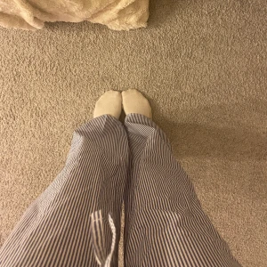 Pyjamas byxor  - Blå randiga pyjamasbyxor från H&M, helt oanvända då dom var för små för mig. 