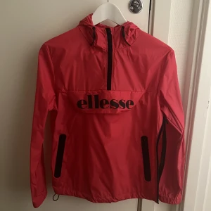 Ellesse vindjacka - Säljer en Ellesse vindjacka. Testad en gång.  Kan skickas om köparen står för frakten 🤍