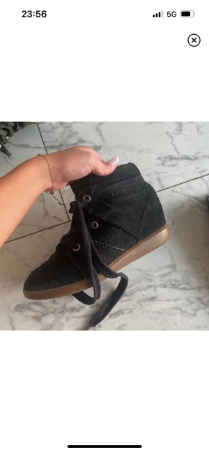 ISABEL MARTIN BOBBY LEATHER SNEAKERS  - Hej!! Säljer mina älskade ISABEL MARTIN BOBBY LEATHER SNEAKERS , då dom inte kommer till lika mycket användning längret. Texten inuti är helt borta men fortfarande jätte fina och bra  skick 😍 ( Bilderna är ifrån när jag köpte dom) kom privat för fler b
