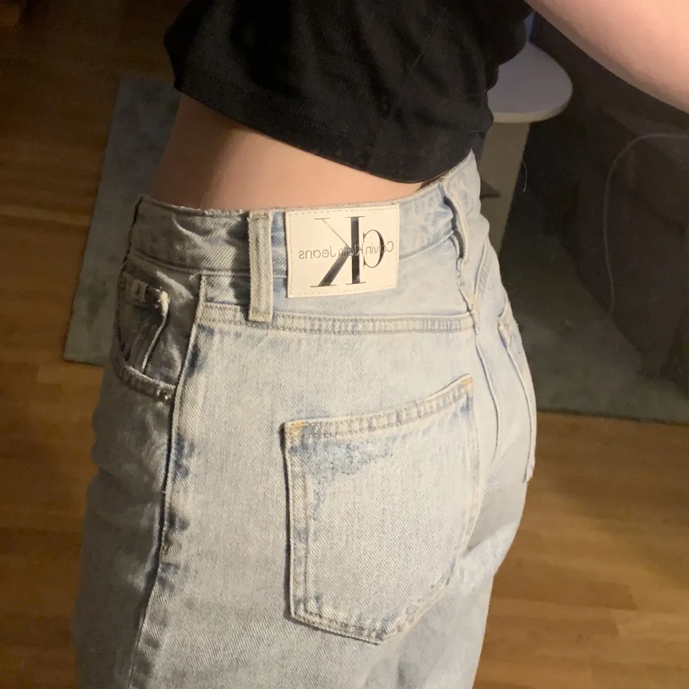 Helt oanvända & nya calvin klein jeans, säljer då jag inte gillar hur dom sitter på mig och dom är för långa. (jag ä 1,60) (ny pris 1500kr). Jeans & Byxor.