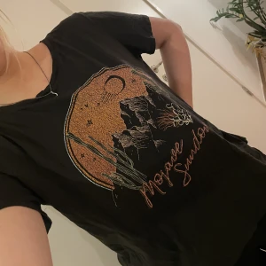 T-shirt - T-shirt från H&M med tryck. Storlek L för oversize fit mig. Är vanligtvis S/M