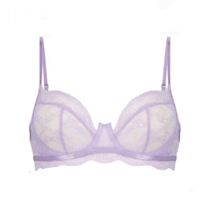 Hunkemöller BH Isabelle  - Säljer denna supersnygga lavendelfärgade BH från Hunkemöller i modellen Isabelle💜 Aldrig använd pga fel storlek. Har även matchande trosor (M), även de helt oanvända.  Pm för fler bilder!  BH: 199kr  Trosor: 99kr  Båda för 270kr