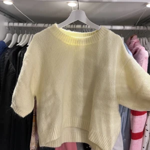 Stickad gul tröja  - Stickad gul tröja från zara som knappt är använd 