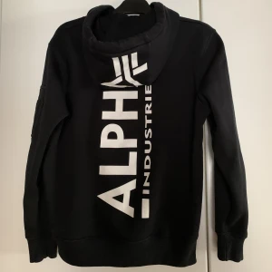 Aplha industries hoodie - Supersnygg hoddie som jag tyvärr säljer då denna är för liten på mig. Nypris 1000kr