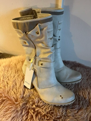stövletter MustangCowboy- / Bikerboot - Helt nya stövletter Mustang Cowboy- / Bikerboots, säljs pga fel storlek köptes nyligen för 929kr OBS! Personlig hämtning samt betalning vid hämtning på Kungsholmen, Hantverkargatan
