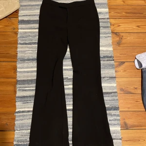 zara kostymbyxor  - midwaisted bootcut kostymbyxor från zara. 