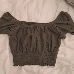 Fin tröja  - Jätte fin till svarta jeans elelr annat. Har knappt använt och är en fin mörkgrön färg.