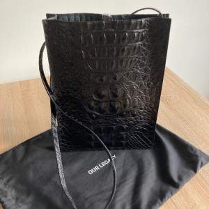 Helt ny/oanvänd Our Legacy väska i modellen ”sub tote” i croco-präglat skinn. 31x23x6 cm. Köptes för nypris (3800 kr). 