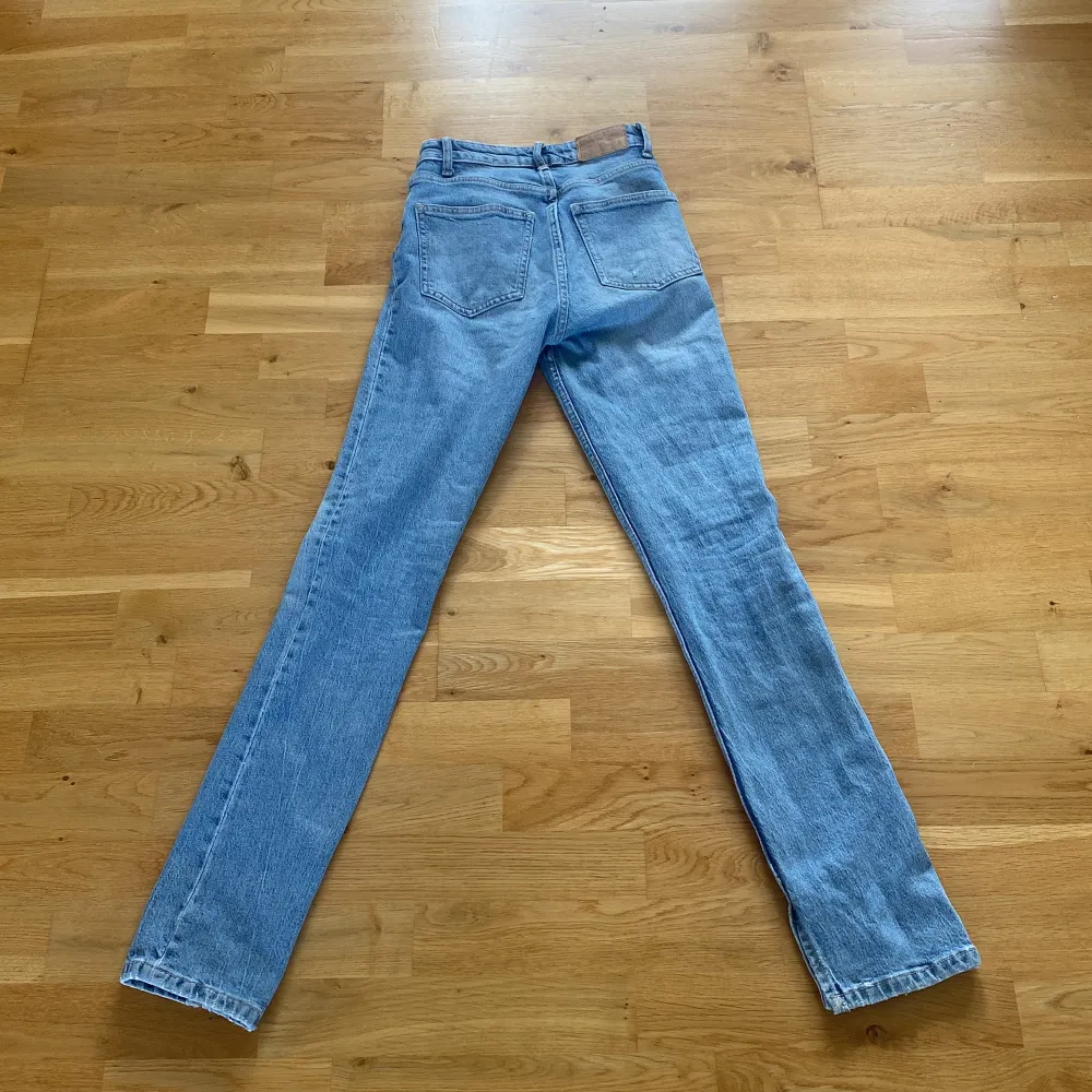 Snygga jeans från zara. Färg:Ljus blå Storlek:32. Jeans & Byxor.