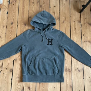 HUF hoodie  - Hoodie från HUF skateboards. Storlek S. Köpt på junkyard. Använd men i helt fint skick, inga skador eller slitage. 