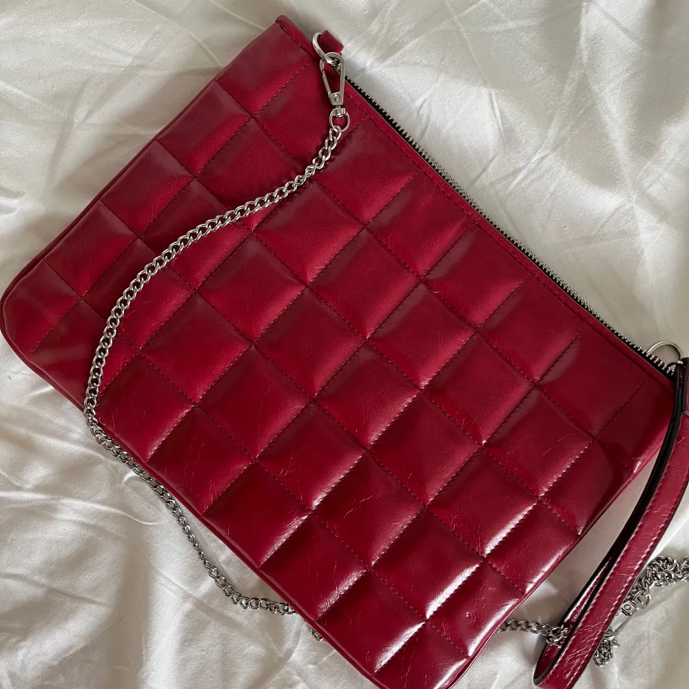 Garderobsrensning!!! Kommer mer!!! Säljer denna fina clutch/väska från Zara i toppenskick! Storlek: ONESIZW Färg: Röd Köparen står för frakten!!!  (OBS! Tryck inte köp nu!). Väskor.