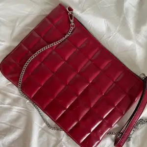 Garderobsrensning!!! Kommer mer!!! Säljer denna fina clutch/väska från Zara i toppenskick! Storlek: ONESIZW Färg: Röd Köparen står för frakten!!!  (OBS! Tryck inte köp nu!)