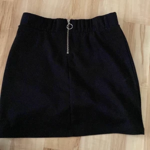 Kjol - Säljer denna fina kjol från lindex då den inte riktigt är min stil längre💕 kjolen är i fint skick och är använd någon enstaka gång💕 Dragkedjan är fake köparen betalar för priset på kjolen och frakten💕 Kontakta vid intresse