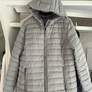 Ljusgrön lättviktsjacka - fint skick!  - Fin jacka sparsamt använt. Nypris 899 kr