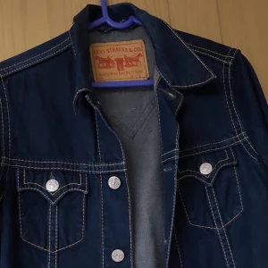 Levis jeans jacka  - Säljer den här fina Levis jeans jackan för jag inte använder men super fin skulle nog säga att storleken är mer som en m än L ganska liten i storleken 