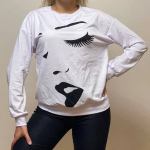 Tröja S - Fin ny tröja vilken jag han inte att stryka. Aldrig använd. Ganska tunn material.  