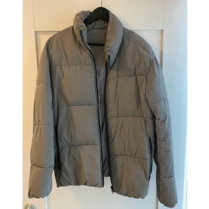 Dunjacka - Säljer denna gråa dunjacka från ZARA herr i storlek S. Väldigt fint skick, pris: 200kr+frakt🥰