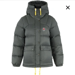 Fjällräven jacka  - Intressekoll på min fjällrävenjacka som jag inte bestämt om jag vill sälja eller inte. Den är i bra skick då den nästan aldrig kommit till användning och är otroligt varm! Nypris 7000 mitt pris 5000💞