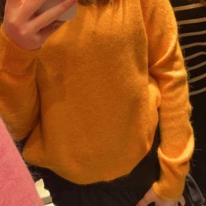 Zara tröja  - Säljer nu min jätte mysiga orangea tröja från zara! 🧡som är helt slutsåld 💕köptes förra vintern men är knappt använd! 💕