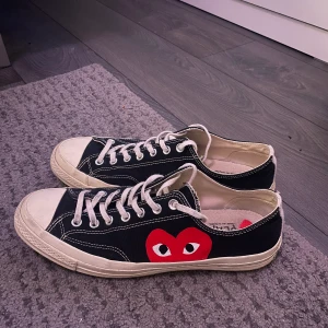 COMME DES GARÇONS PLAY - CONVERSE NYSKICK - Säljer mina underbart fina converse i storlek 45!! De har haft ett bra liv hos mig, men är dags att komma till nytta någon annanstans. De är i använt men bra skick! Passar perfekt nu till hösten!
