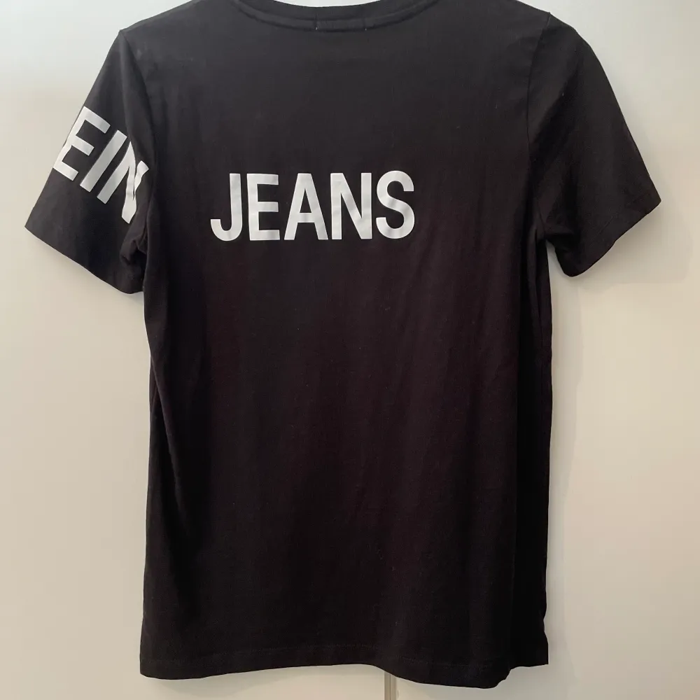 Snygg Calvin Klein t-shirt i fint skick. Inte alls mycket använd. Junior/ungdoms storlek. Äkta märke & köpt på Jeansbolaget. Storlek 16, så skulle säga XS.  Tips! Säljer en vit & en svart 🤍🖤Så vid köp av båda kan jag samfrakta, skriv till mig innan köp då. T-shirts.