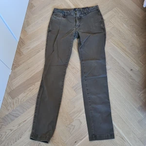 Morris chinos  - Ett par chinos i ganska tjockt tyg från Morris. Gott skick. Lite, lite slitna längst ner vid foten men absolut inget onormalt. Fickorna har små hål i sömmen men det påverkar varken funktion, utseende eller är speciellt svårt att åtgärda.  Stl 31/35.