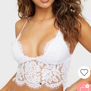 Lace top - Spetstopp från Nelly, i storlek XS. Använd nån enstaka gång, i bra skick!💘 65% bomull 35% polyamid
