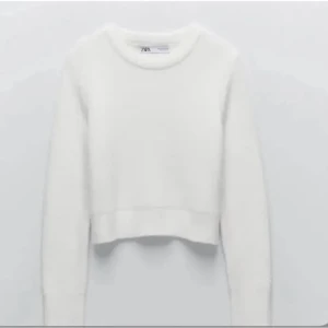 Stickad tröja zara - Jätte skön stickad tröja från zara, lite kroppad. Använd ca 2 gånger. Kan mötas upp, storlek S. Lånade bilder 