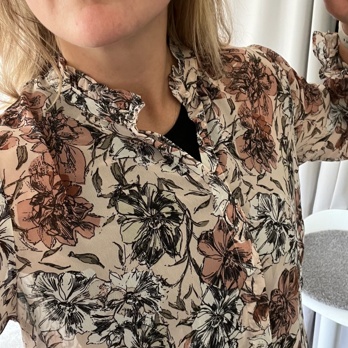 Blommig tunn skjorta - 91