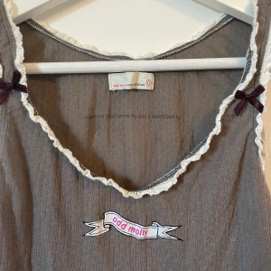 odd molly linne! - Håller på rensa gaderoben så kommer mycket fler annonser! Linne från odd molly saknar storleksmärken men är en S! Säljer för 125kr + köparen står för frakten💕