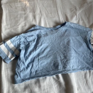 Magkort blå tröja  - Jag säljer den för att den är för kort för mig. Inte använd så mycket och är i jättefint skick