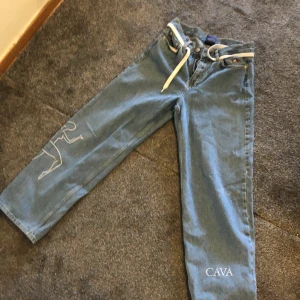 CAVA company jeans  - Säljer de pågrund av att jag inte tar på mig de! De är small och passar mig som är 171!