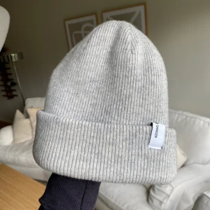 Samsoe samsoe mössa - Säljer min mössa från samsoe samsoe i bra skick! Perfekt nu till hösten och vinter! Kommer tyvärr inte till användning hos mig 🥰🥰 Kontakta mig om du har frågor! Köparen står för frakt