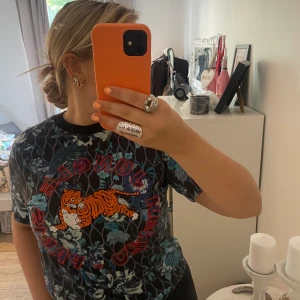  t-shirt - Kenzo t-Shirt, mjuk och skönt material  Kan tyvärr inte säga om den är äkta eller inte Pris kan diskuteras!!😊