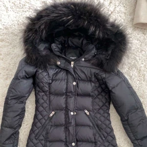 Äkta rockandblue jacka  - Äkta rockandblue jacka med äkta päls till som är avtagbar och även luvan på jackan är avtagbar. Jackan är i nyskick och köpt för ca 5,500kr. Köparen står för frakt ( inga hål) 