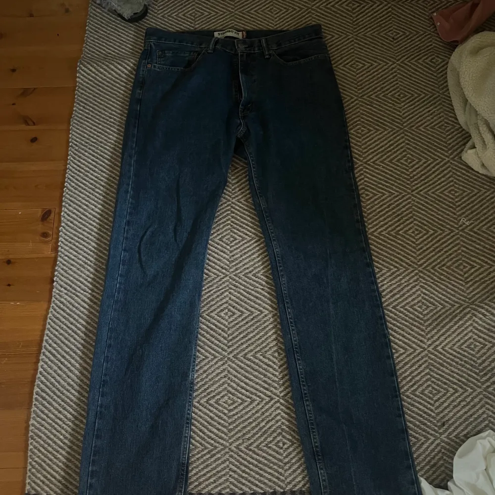 Lågmidjade Levis jeanse, as snygga och långa. Inte använda särskilt mycket. Köpta för 600 . Jeans & Byxor.