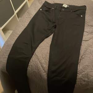 Svarta jeans storlek m 