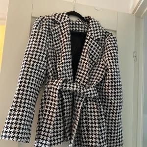 Säljer kappa  - Säljer denna fina kapp , oanvänd ❤️  Säljs på grund av att den är för stor för mig. Storlek xs men går från xs-m 