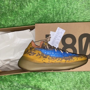 Yeezy boost 380 blue oat 43,5 - Helt nya i kartong Yeezy boost 380 blue oat i storlek 43,5 Har kvitto Möts i Stockholm eller skickas