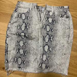 Kjol  - En kjol i skinn material, super snygg på (sitter tight på men är stretch material) 36 passar även 38. 