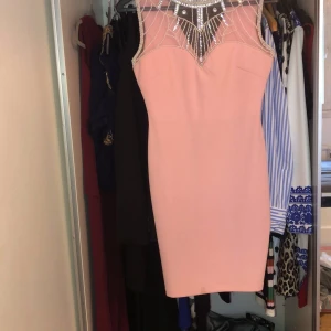 Festklänningar  - Sälja denna söta kläning som endas vart använd engån 2 eller 1 kaffe fläckar på som på att fixa bort