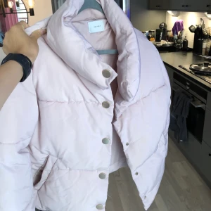 Neo noir jacka rosa - En rosa neo noir puffer jacka i jättefint skick, perfekt till hösten och vintern🤍💖 nästan aldrig använd och köpt för över 1.000kr