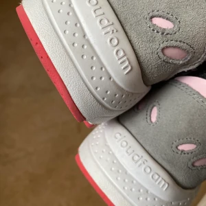 Adidas skor - ❗️tryck ej på köp nu❗️Ett par adidas skor i storlek 37-38🥰 använda 1 gång ute och därför fortfarande i nytt skick! Pris kan diskuteras💕 köparen står för frakten:)