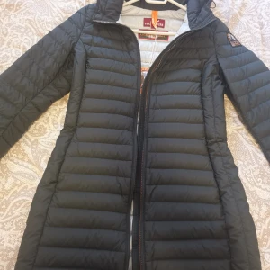 Parajumper - Ny, endast testad. Köptes för ca 2 veckor sedan och blev ett ångerköp. Stilrent kappa eller jacka som passa i alla väder. 4000 kr och kvitto finns.