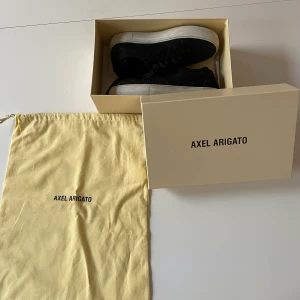 Axel Arigato skor storlek 37 - Plattform Sneakers Svarta använda två ggr.  Som nya! Jag bjuder på frakten. 