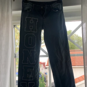 Super snygga låg midjade jeans S - Jeans ifrån shein, tyvärr aldrig kunnat använda dem pågrund av att de är för små så helt nya. Köpte den för 269 kr men säljer för 70 kr